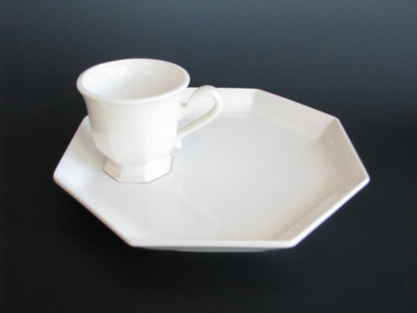 edgebrookhouse - Vintage Georges Briard White Ceramic Octagon Snack Plates & Cups for Hartman Associates - 8 Pieces