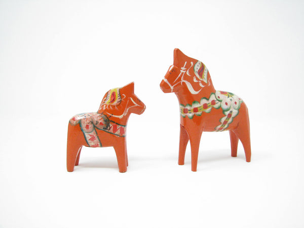 edgebrookhouse - Vintage Grannas Olsson Handcarved and Hand-Painted Wooden Dalecarlian Dala Horses - Set of 2