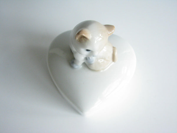 edgebrookhouse - Vintage Otagiri Porcelain Cat Kitten on Heart Jewelry or Trinket Box
