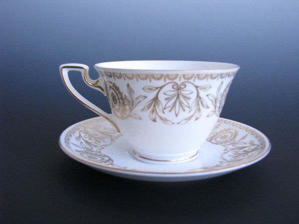 edgebrookhouse - Vintage Royal Worcester Pompadour Gold and White Cups & Saucers - 12 Pieces