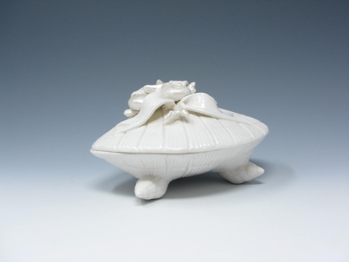 Vintage White Ceramic Oyster Shell Shaped Box with Ceramic Shells and ...